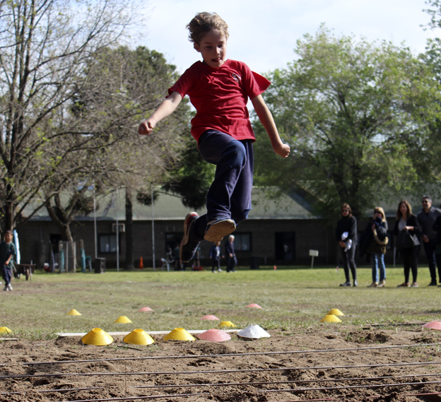 Estudiantes practicando un deporte en el campo de juego