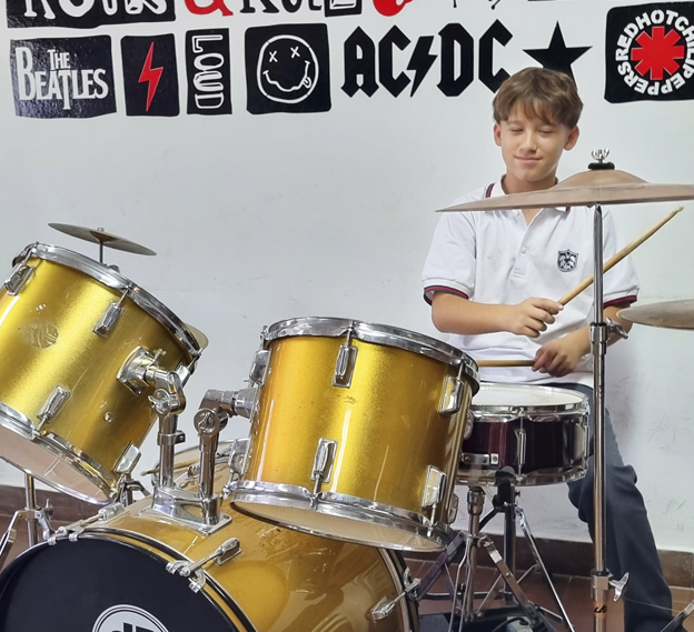 Estudiantes pintando un árbol en clase de arte