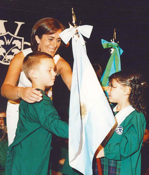 Grupo de alumnos en actividad educativa histórica