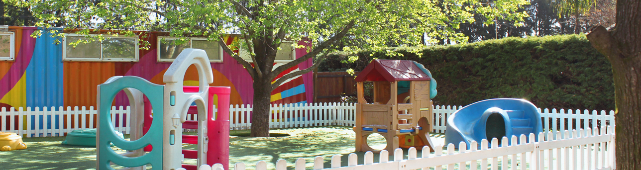 Juegos en el jardin del colegio