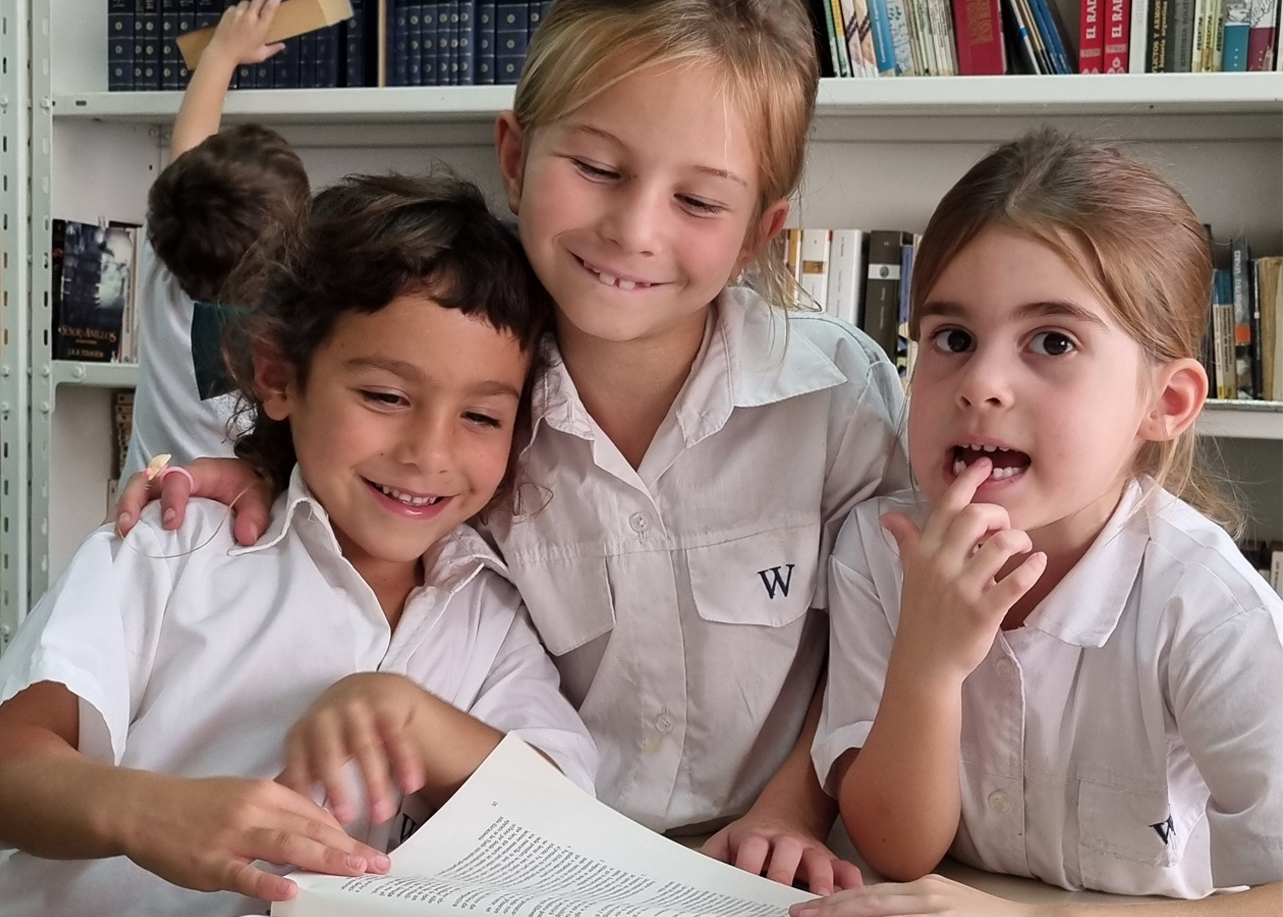 Chicos de jardin estudiando