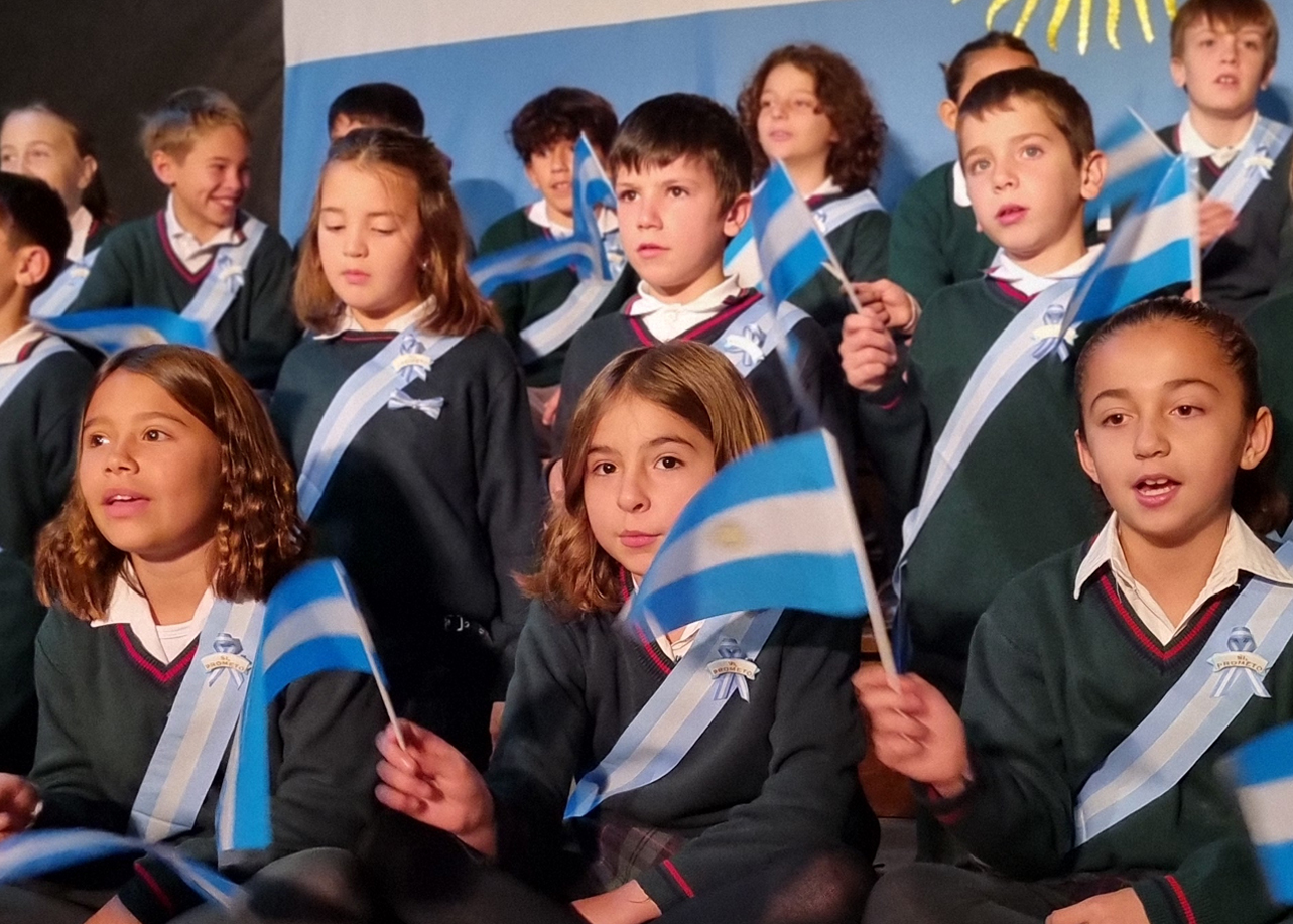 Chicos del jardin jugando