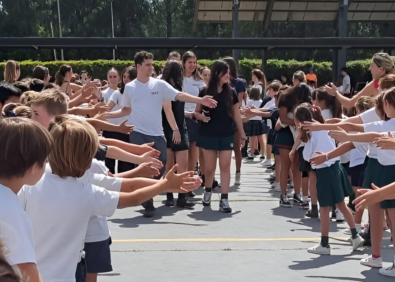 Chicos del jardin jugando