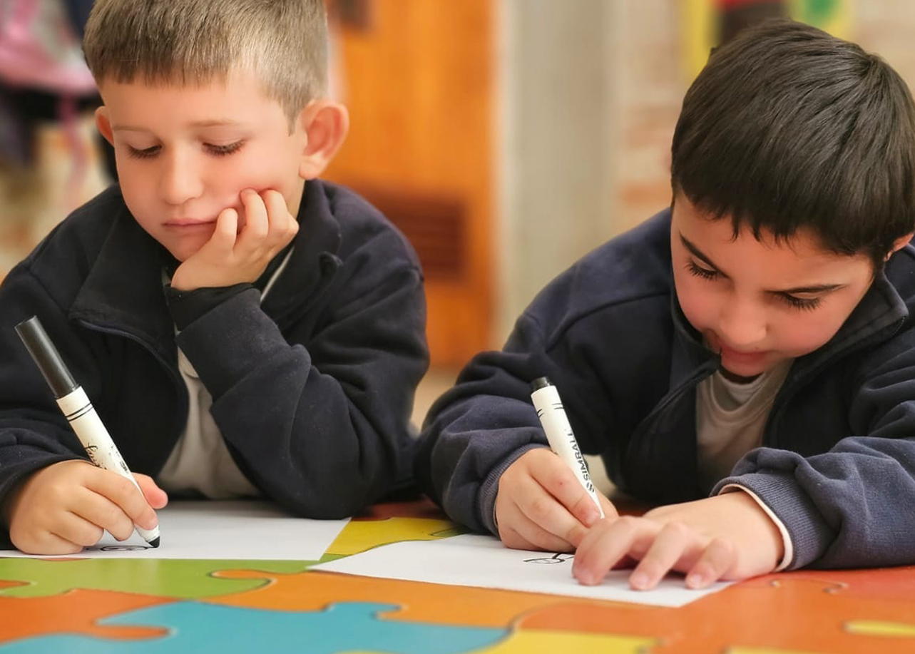 Chicos de jardin estudiando