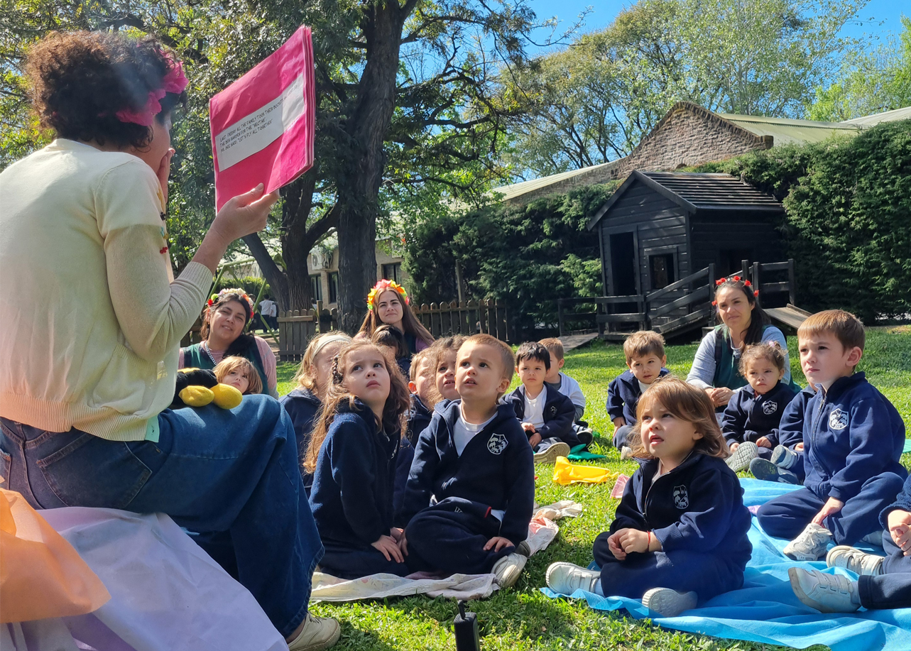 Chicos del jardin aprendiendo al aire libre